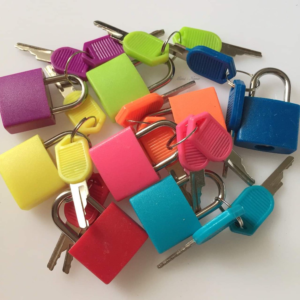 Bộ 8 khóa màu kèm chìa
