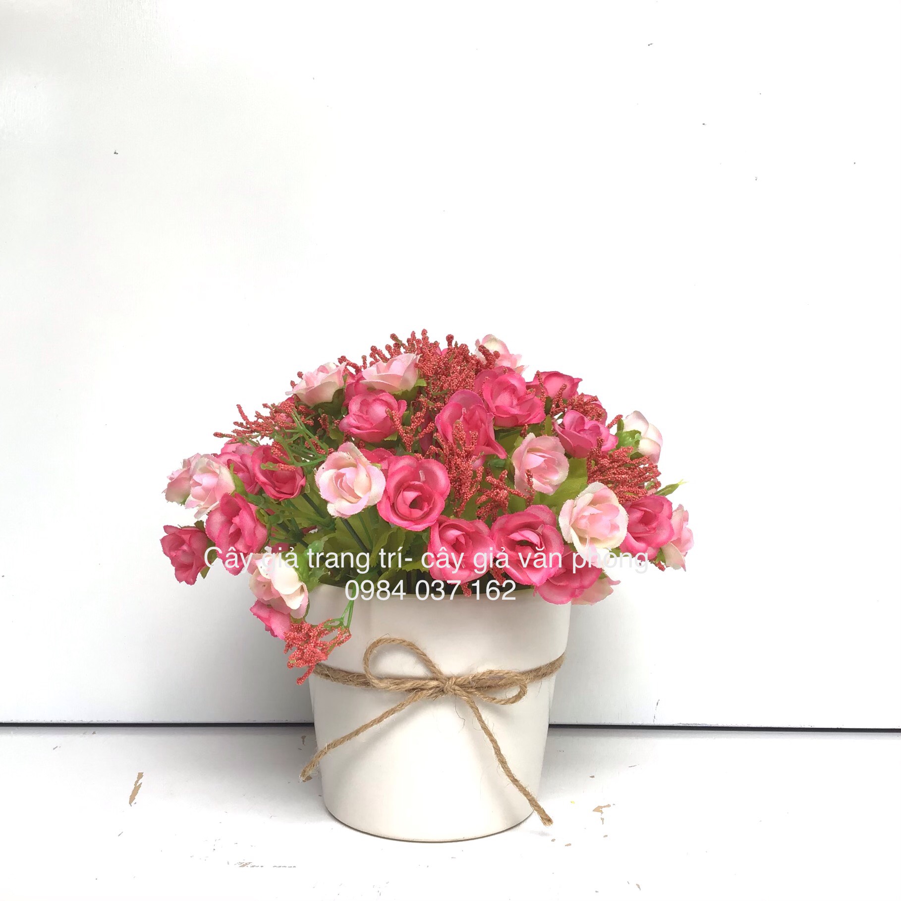 Chậu hoa hồng giả để bàn