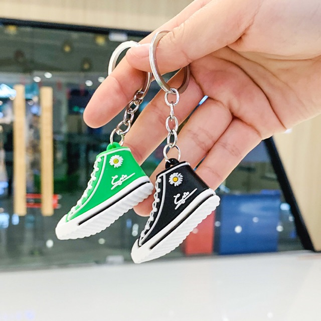 Móc khóa hình chiếc giày chữ ký GD hoa cúc phong cách