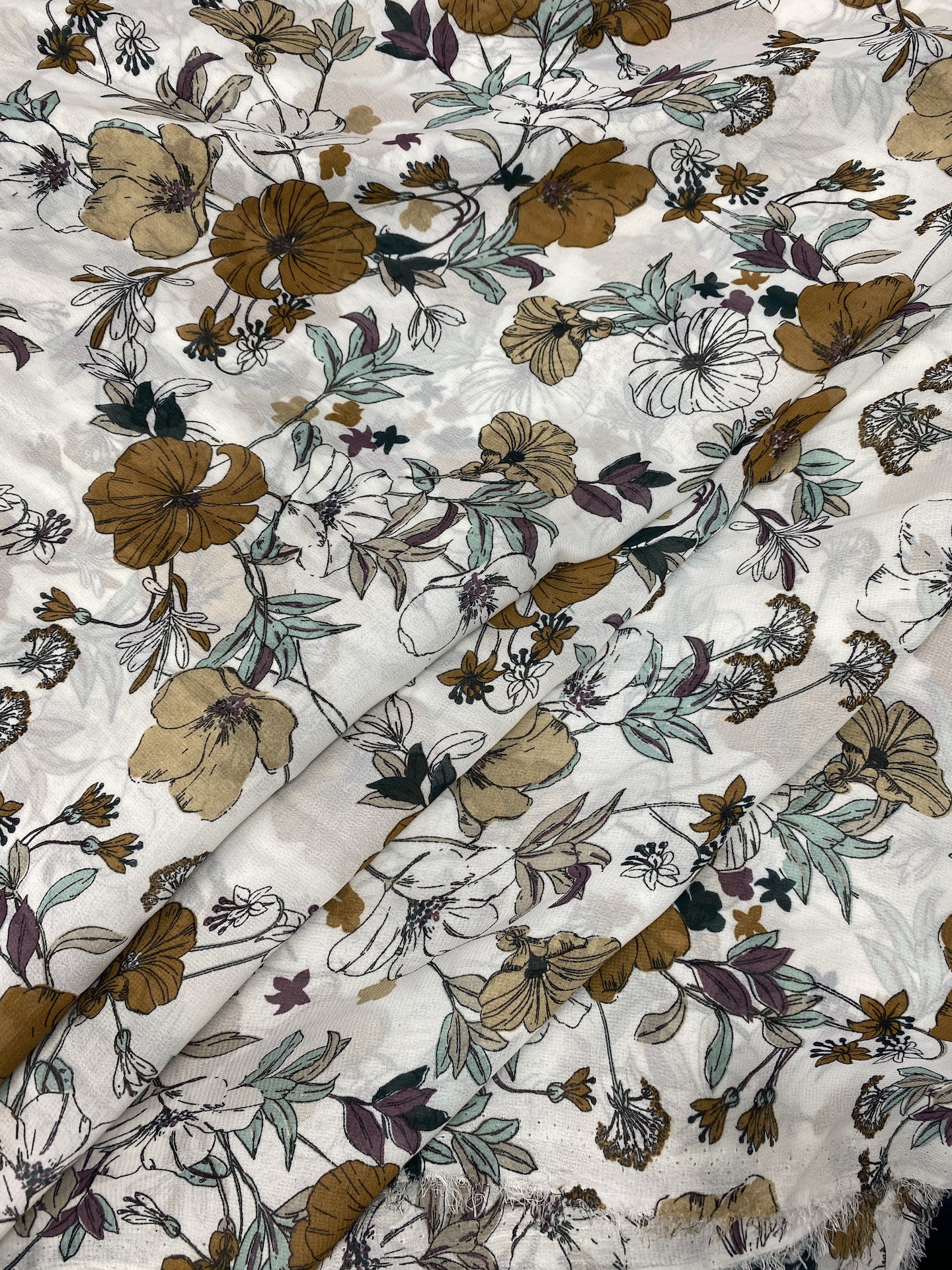Vải voan chiffon hoa đều nền trắng V2603