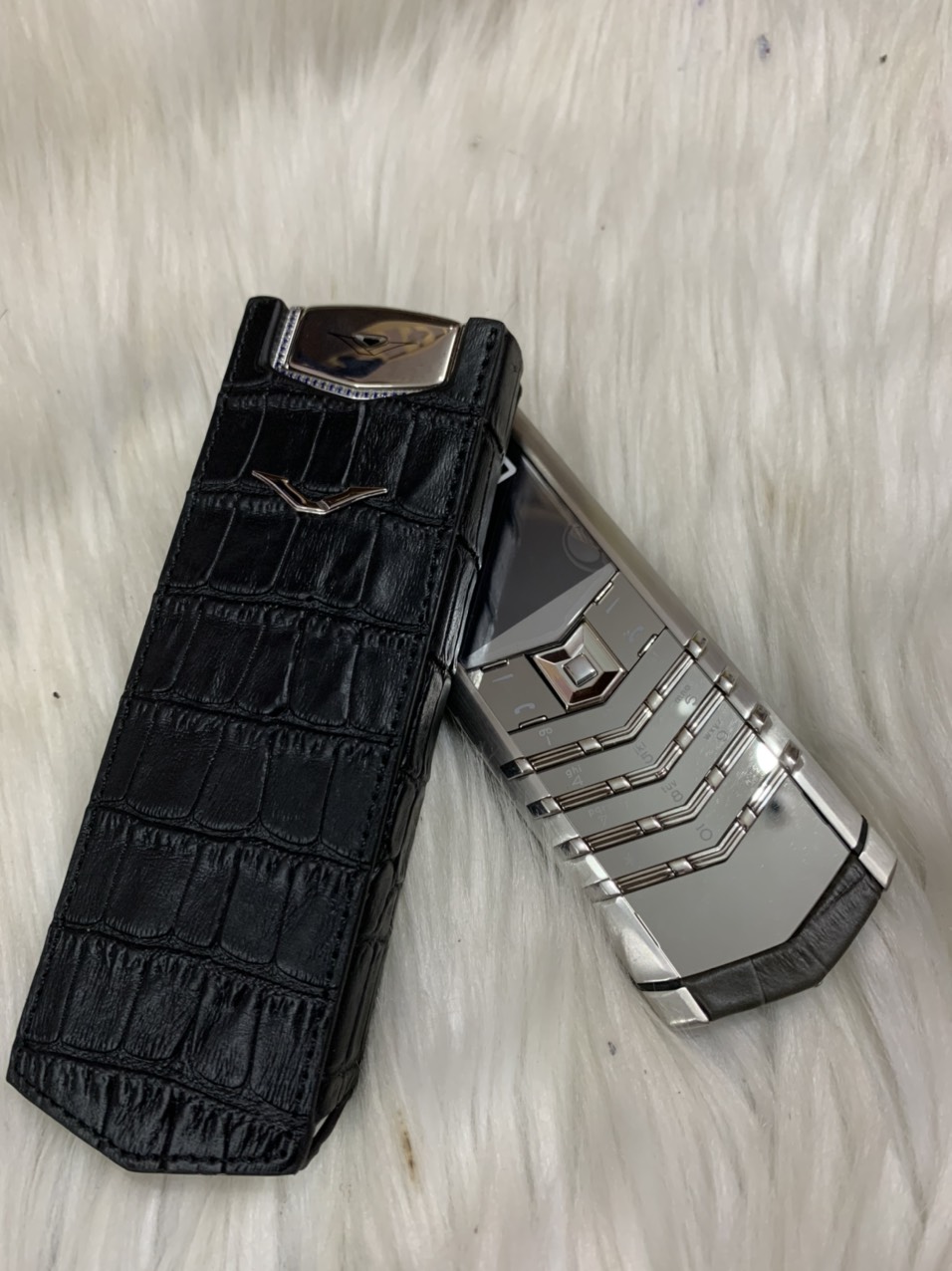 Bao da Vertu Singnature S đứng dập vân đen