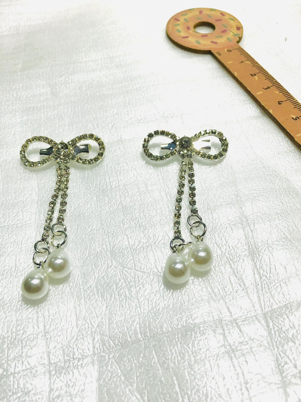Cài áo nơ đính đá. Có nhiều kiểu