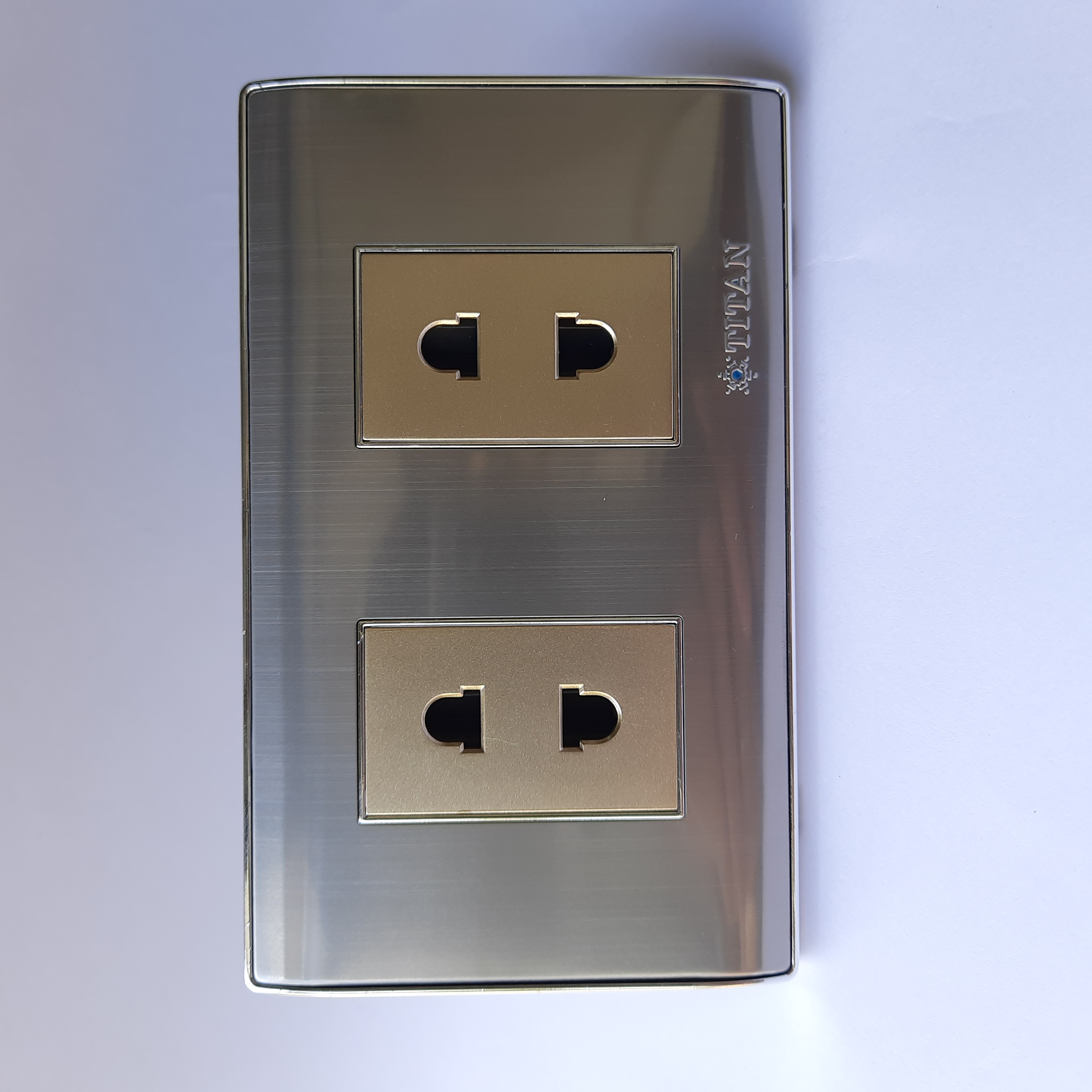 Mặt 2 ổ cắm đơn 2 chấu Titan Silver