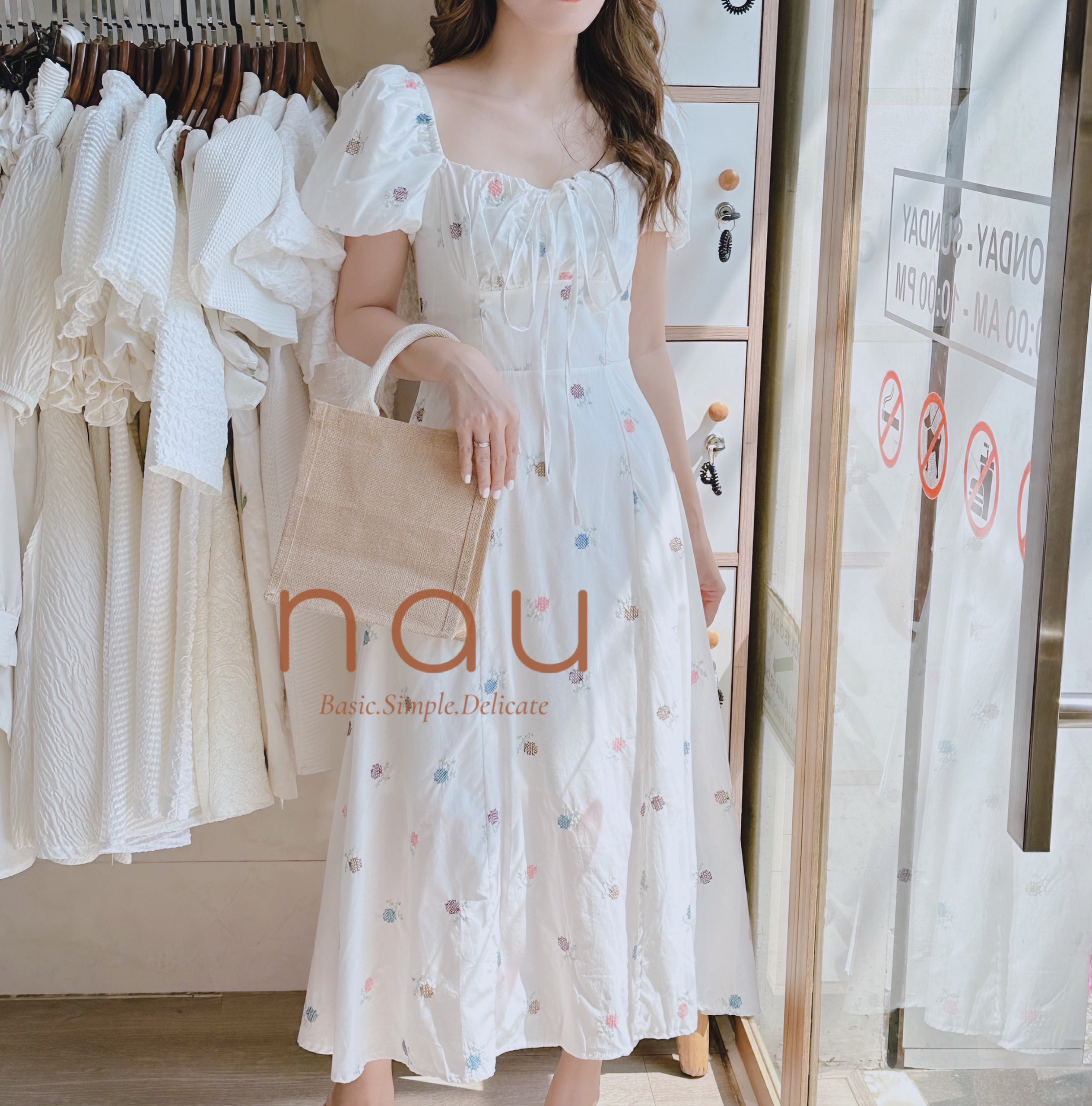 Đầm trắng thêu hoạ tiết xẻ tà