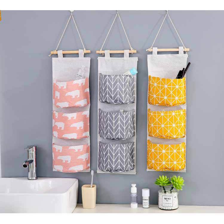 [HCM][Giá Hủy Diệt] Túi Vải Canvas Đựng Đồ Treo Tường 3 Ngăn Kiểu Hàn Quốc Siêu Tiện LợiDễ Dàng Treo Lên TườngTrong Tủ Bảo Vệ Đồ Đạc Chống Bụi BẩnThất Lạc Tiết Kiệm Không Gian Sống Tối Đa(Giao màu ngẫu nhiên)