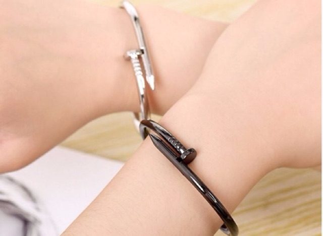 Vòng tay dạng đinh mạnh mẽ phong cách