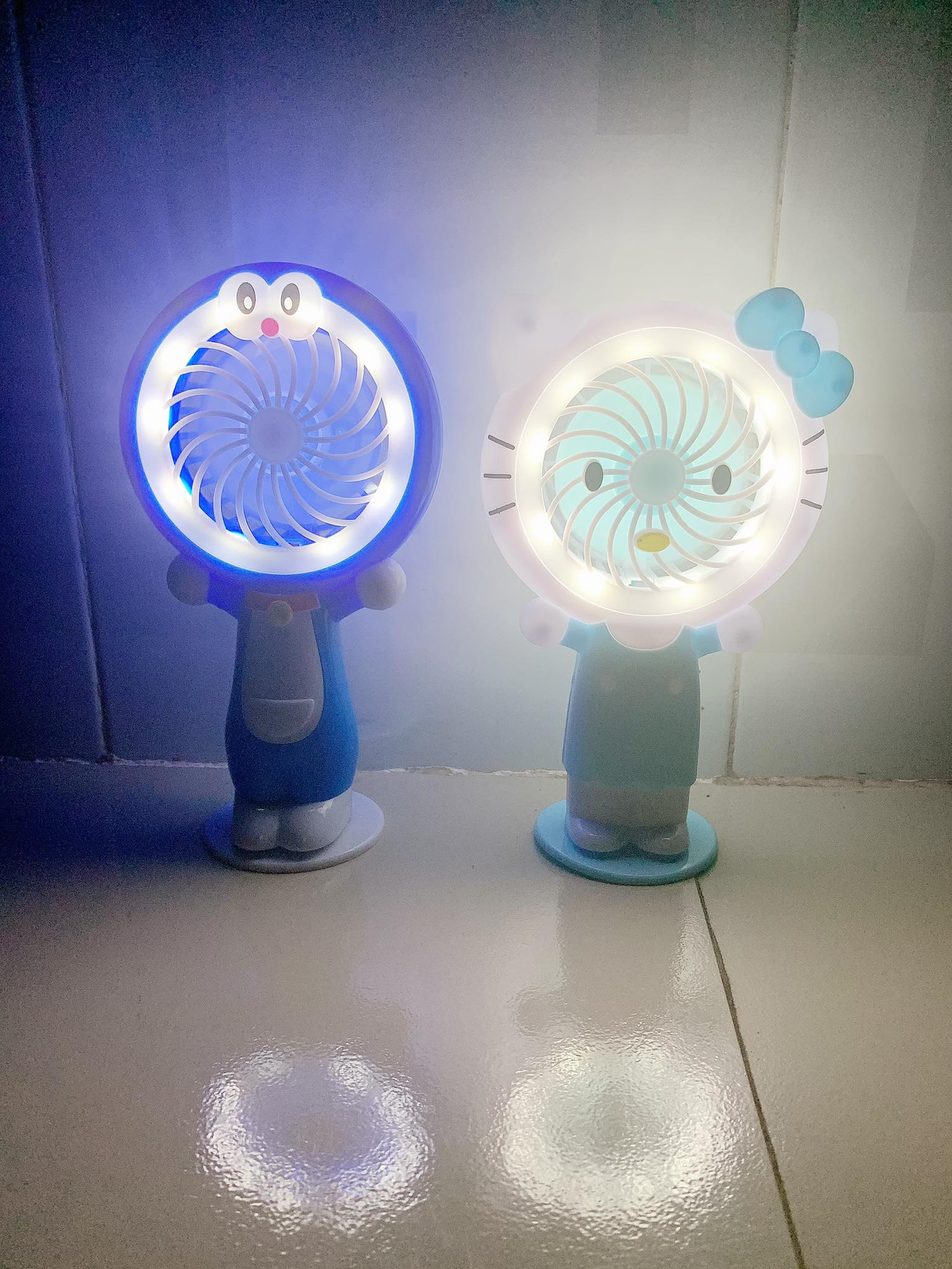 quạt cầm tay doraemon & kitty có đèn led