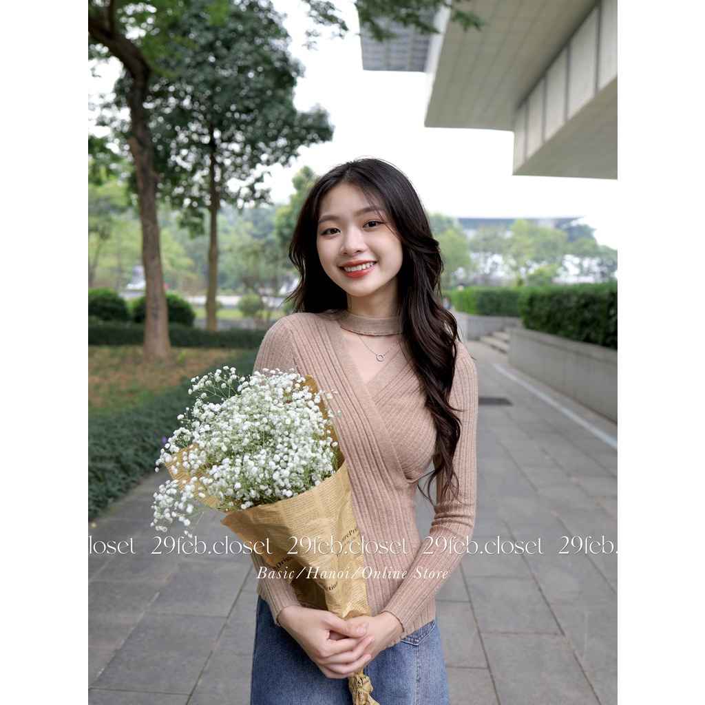 Áo len vạt chéo trước phối cổ vòng độc đáo