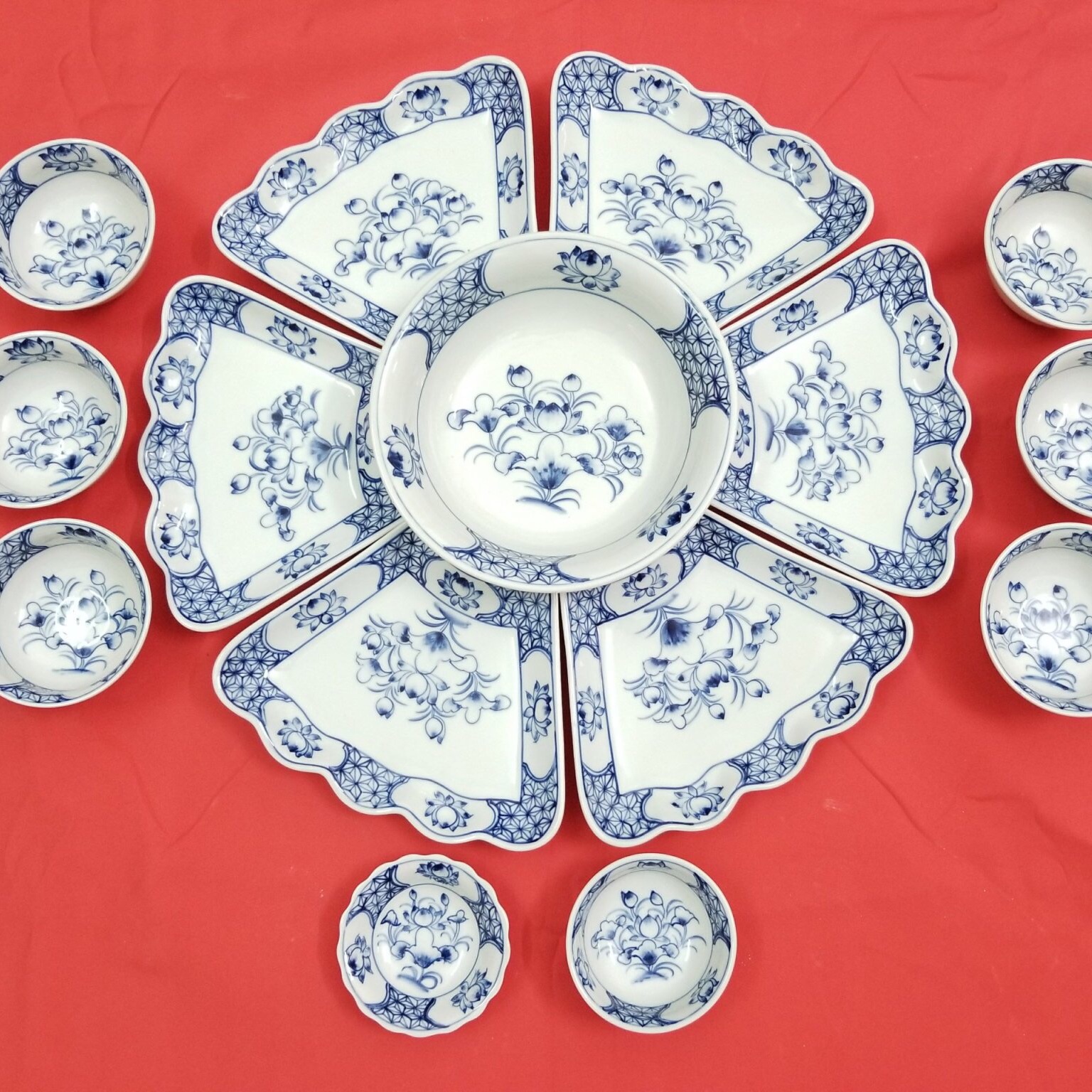 Bộ bát đĩa hoa mặt trời. Gốm Bát Tràng.