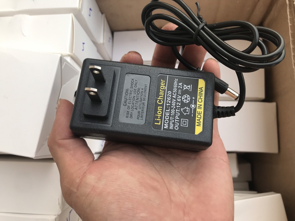 Sạc 3S 12.6V 2A vuông, có đèn báo đầy Pin .