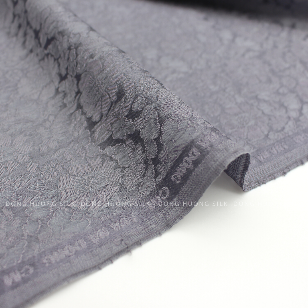 Vải Lụa Tơ Tằm Satin Hoa Cúc Ghi Chì – LHVS073