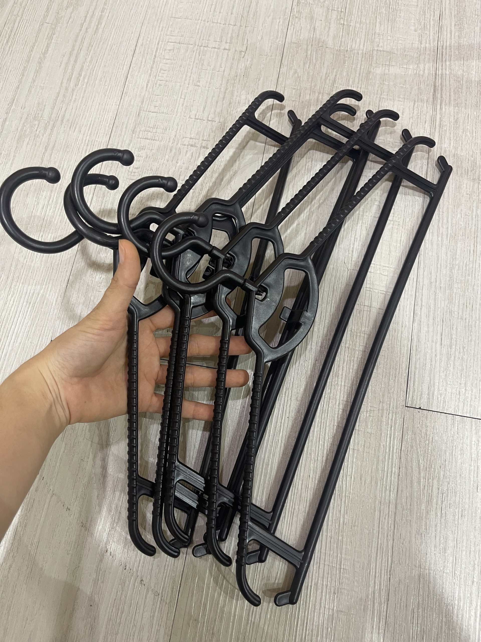 Móc áo nhựa đen cổ xoay 41cm ( 10 móc )