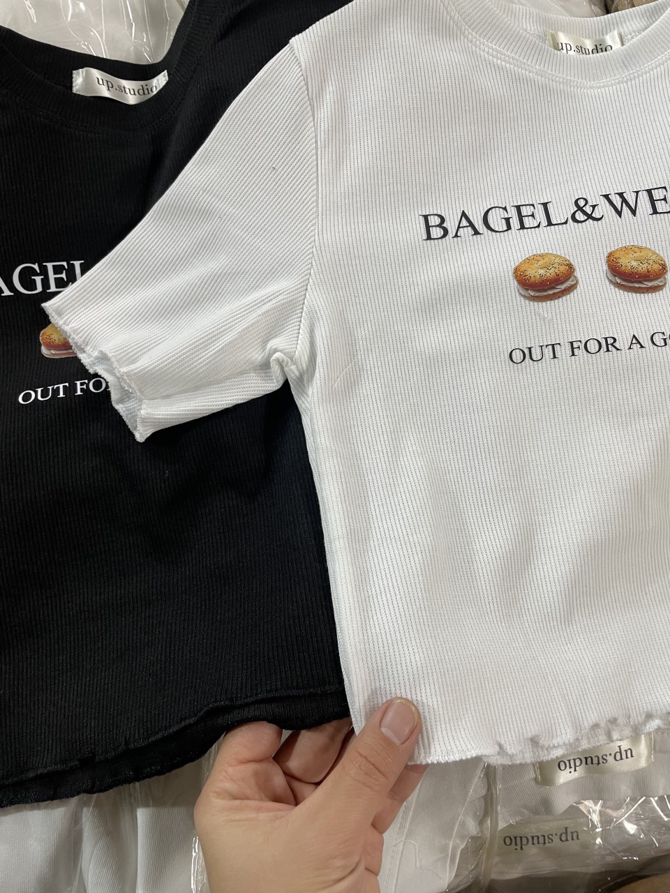 Áo croptop nữ in Bagel Weekend viền bèo AocrtINBAGEL056
