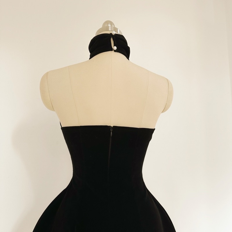 Đầm Cổ Yếm Đính Hoa Cut Out Sang Trọng