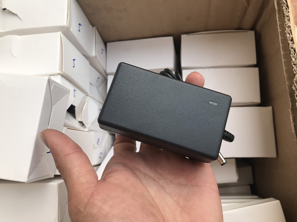 Sạc 3S 12.6V 2A vuông, có đèn báo đầy Pin .