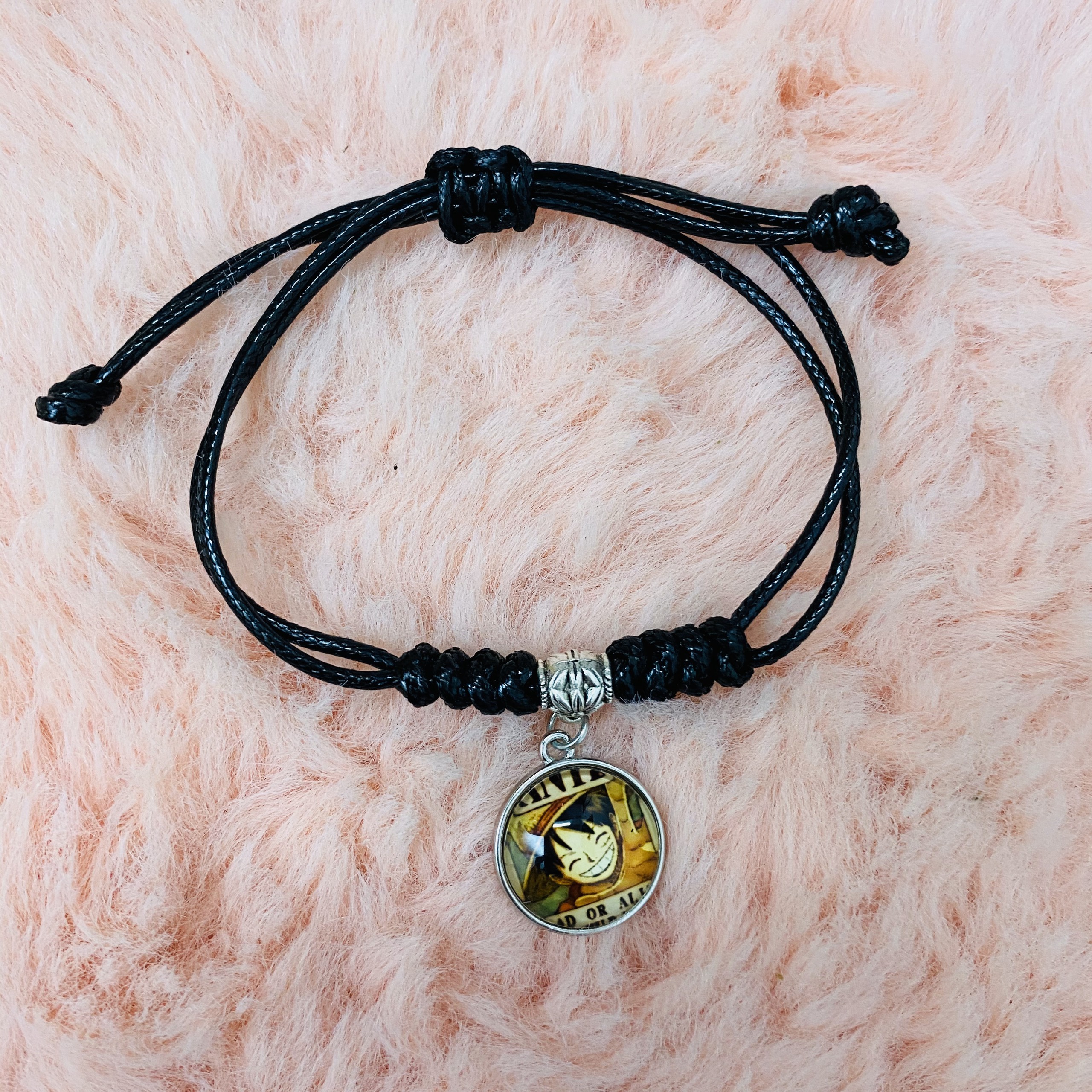 (1 chiếc) Vòng tay One Piece Luffy Wanted Đảo hải tặc lắc tay dây đen in hình anime