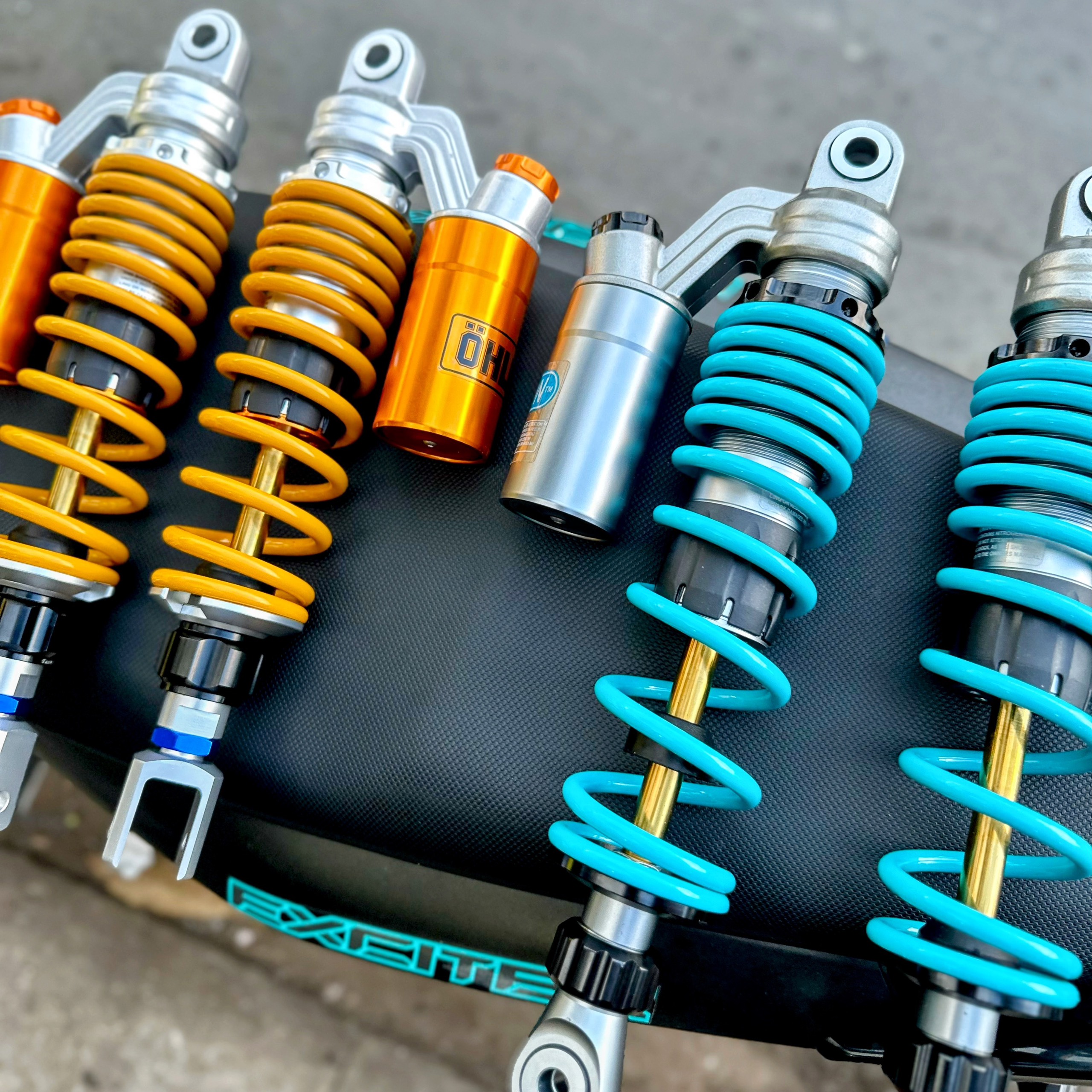 Wave / Sirius Rear Forks Have a Yellow Oil Tank That Can Be Installed on Many Other Vehicle Models.