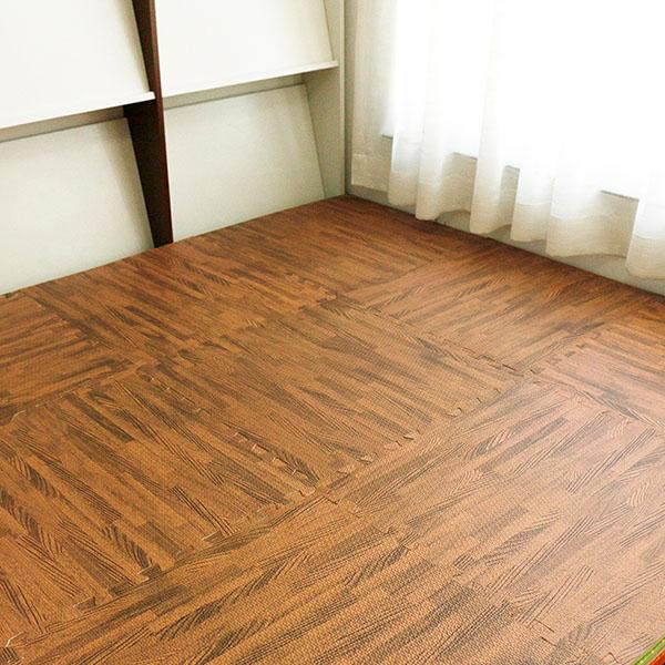 Bộ 4 tấm thảm xốp vân gỗ ghép trải sàn và trang trí nhà cửa loại to 60*60cm (ghép được 1.48m vuông), thiết kế mặt dưới siêu lì với độ bám sàn rất cao giúp bé có thể thoải mái chơi đùa, chạy nhảy mà không lo thảm bị xô lệch, trượt ngã