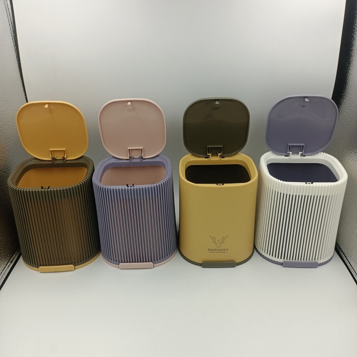 Beautiful and practical office desktop mini plastic trash can be used