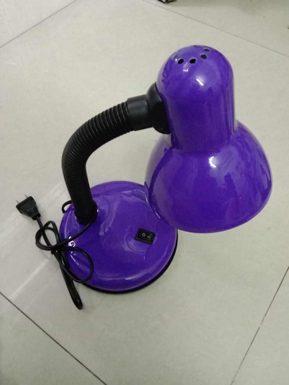 Đèn bàn học sinh có bóng led đi kèm