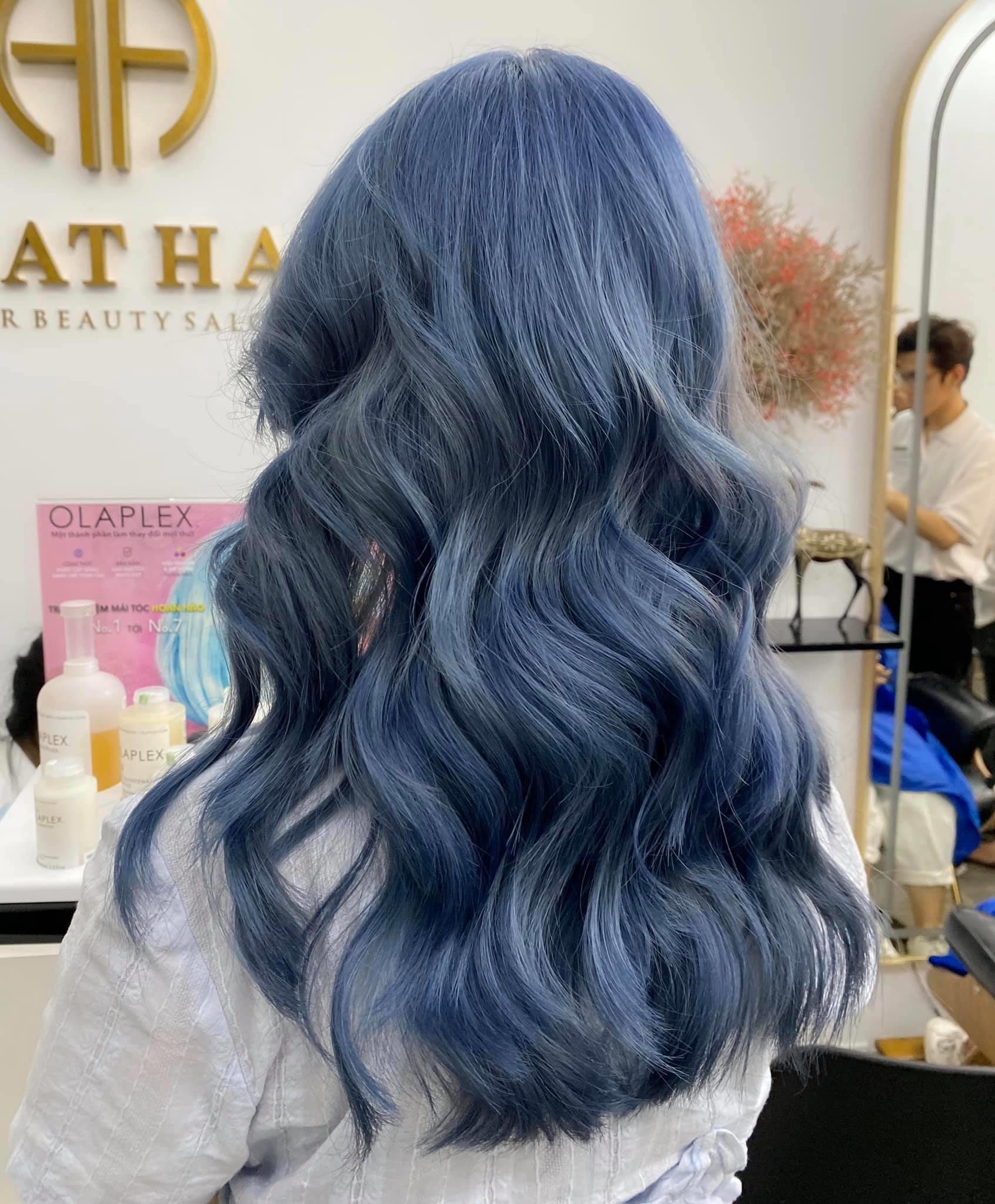 Thuốc nhuộm tóc màu xám xanh: Nếu bạn muốn tạo ra một vẻ ngoài độc đáo và gợi cảm, hãy thử sức với màu xám xanh. Sẽ không còn là tóc của bạn nữa, đó sẽ là một tác phẩm nghệ thuật!