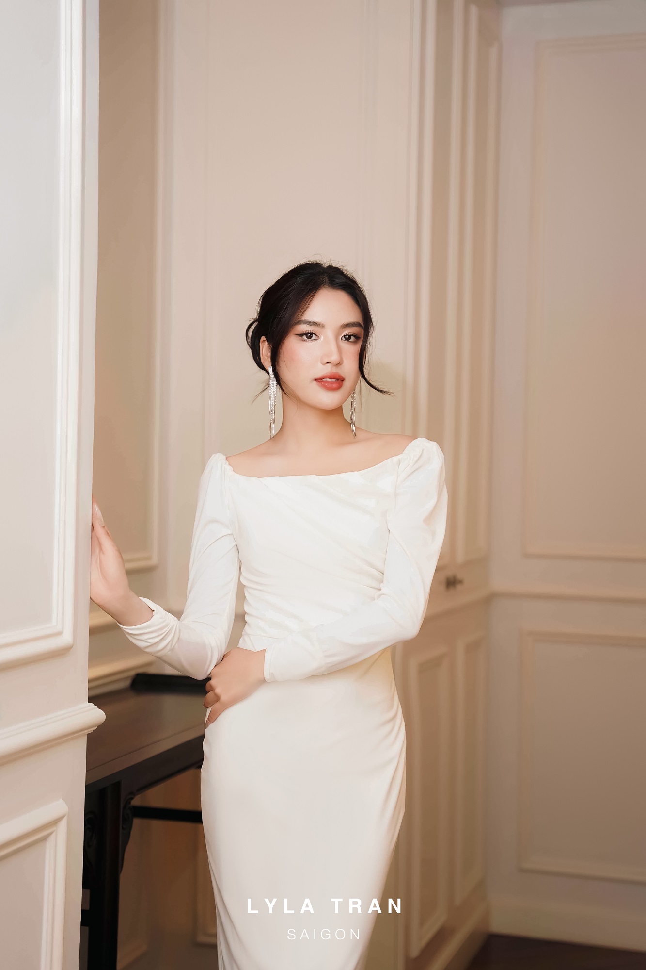 Đầm trắng trễ vai phom ôm sang trọng (Sonya Dress)