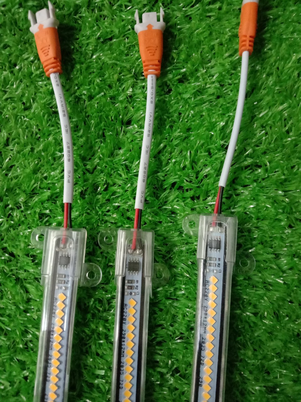 Đèn LED thanh điện 220v dùng trang trí kệ,tủ trưng bầy