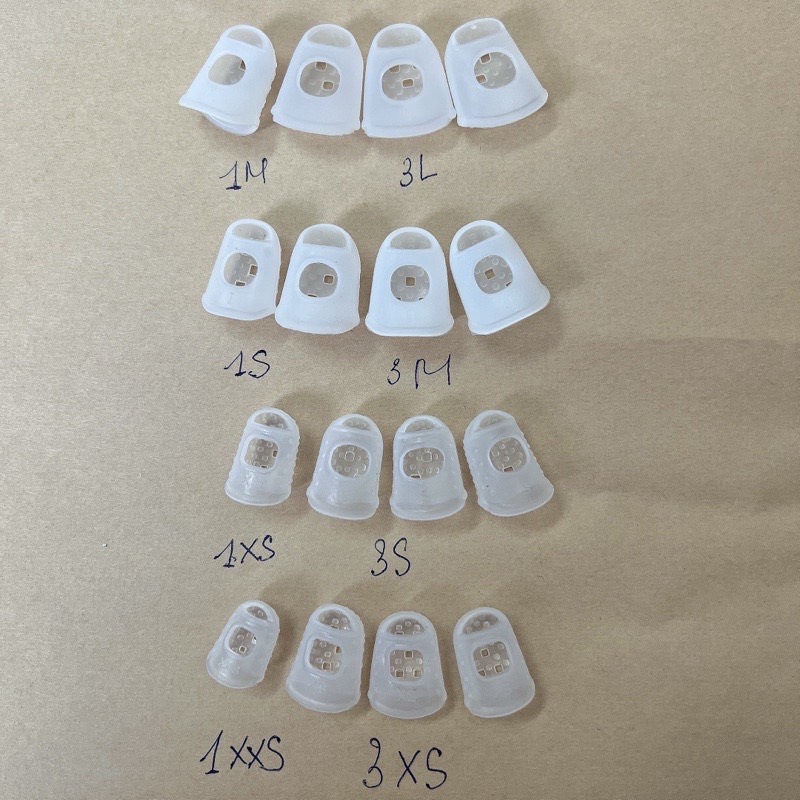 Bộ 4 bọc bảo vệ ngón tay trái chơi guitar màu trắng khỏi đau nhiêu size