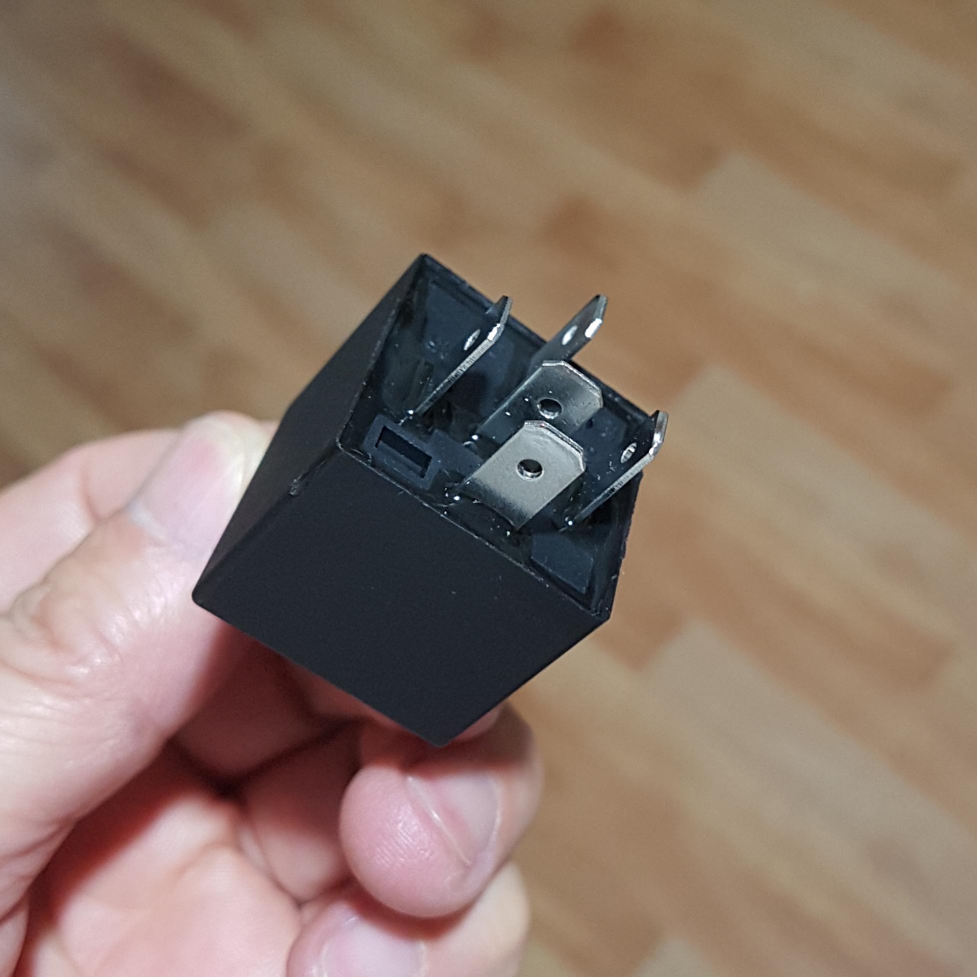 Rơ le trung gian 5 chân 12V-40A có cả đế cắm dây