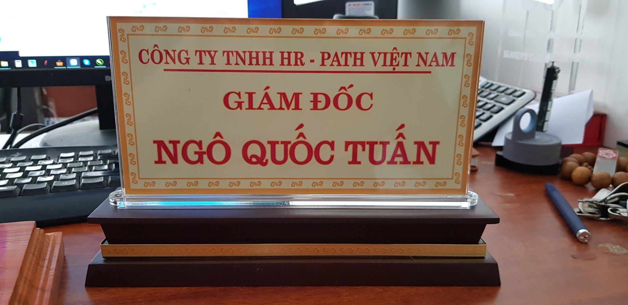 Biển chức danh mica đế gỗ (12x24cm). bền đẹp