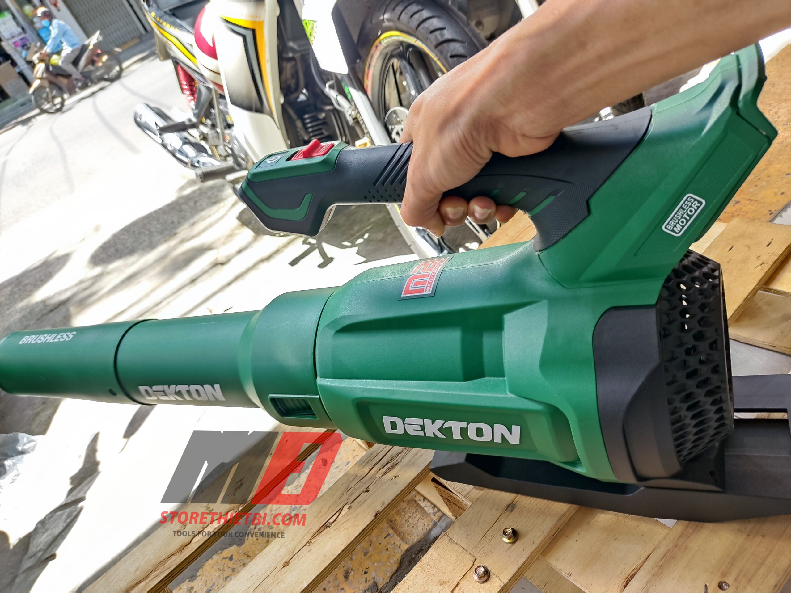 Máy thổi lá brushless M21-TL01BL (mẫu nâng cấp turbo)