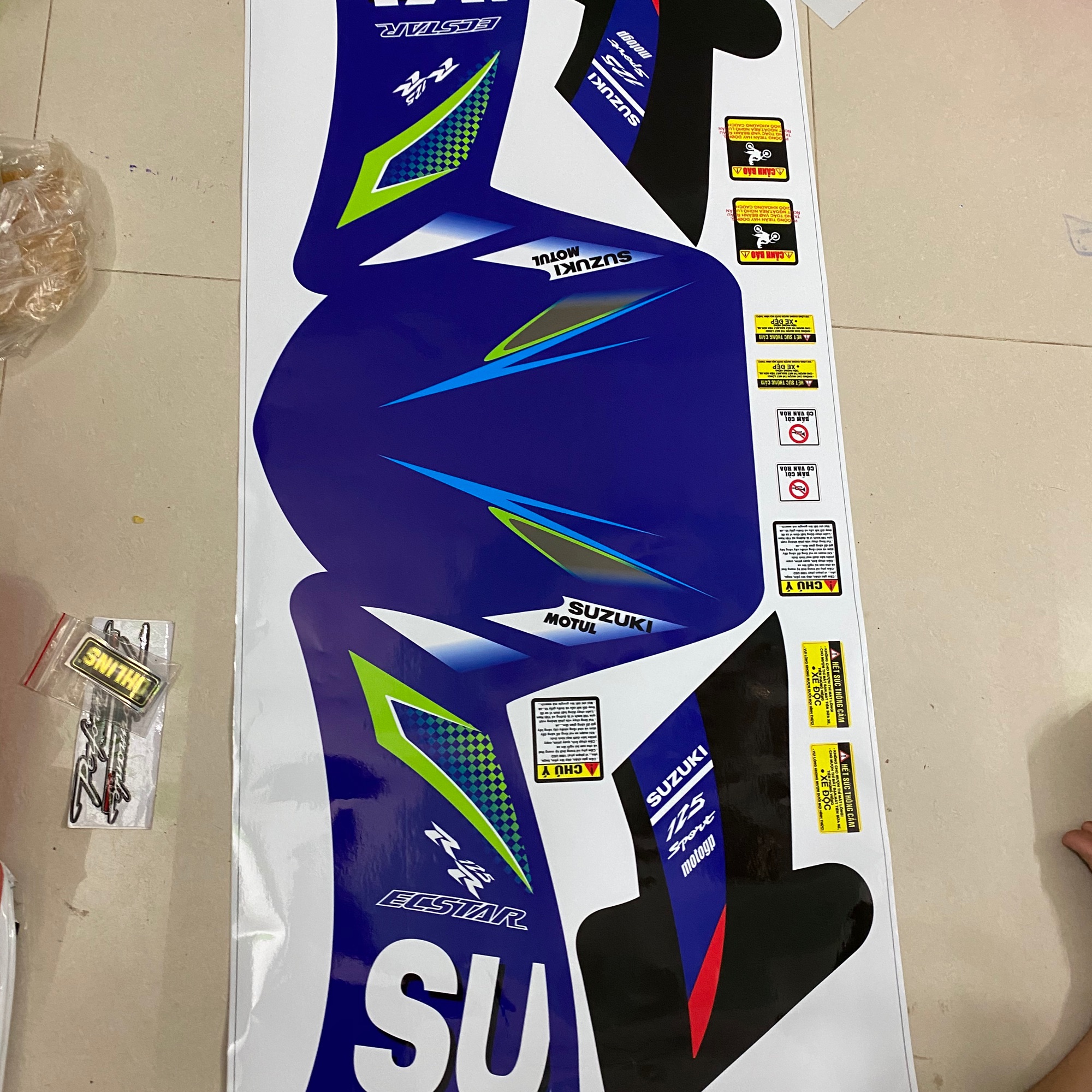 Tem trùm xe Suzuki Axelo 125 trắng xanh