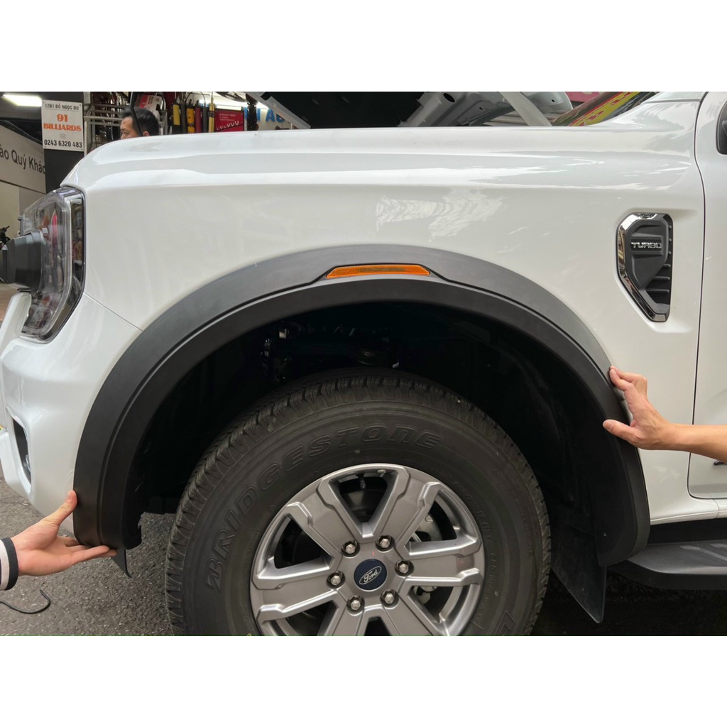 Vè cua lốp ranger ốp cua lốp xe ford ranger 2016 đến 2023 , mẫu có đèn phản quang bản to và nhỏ