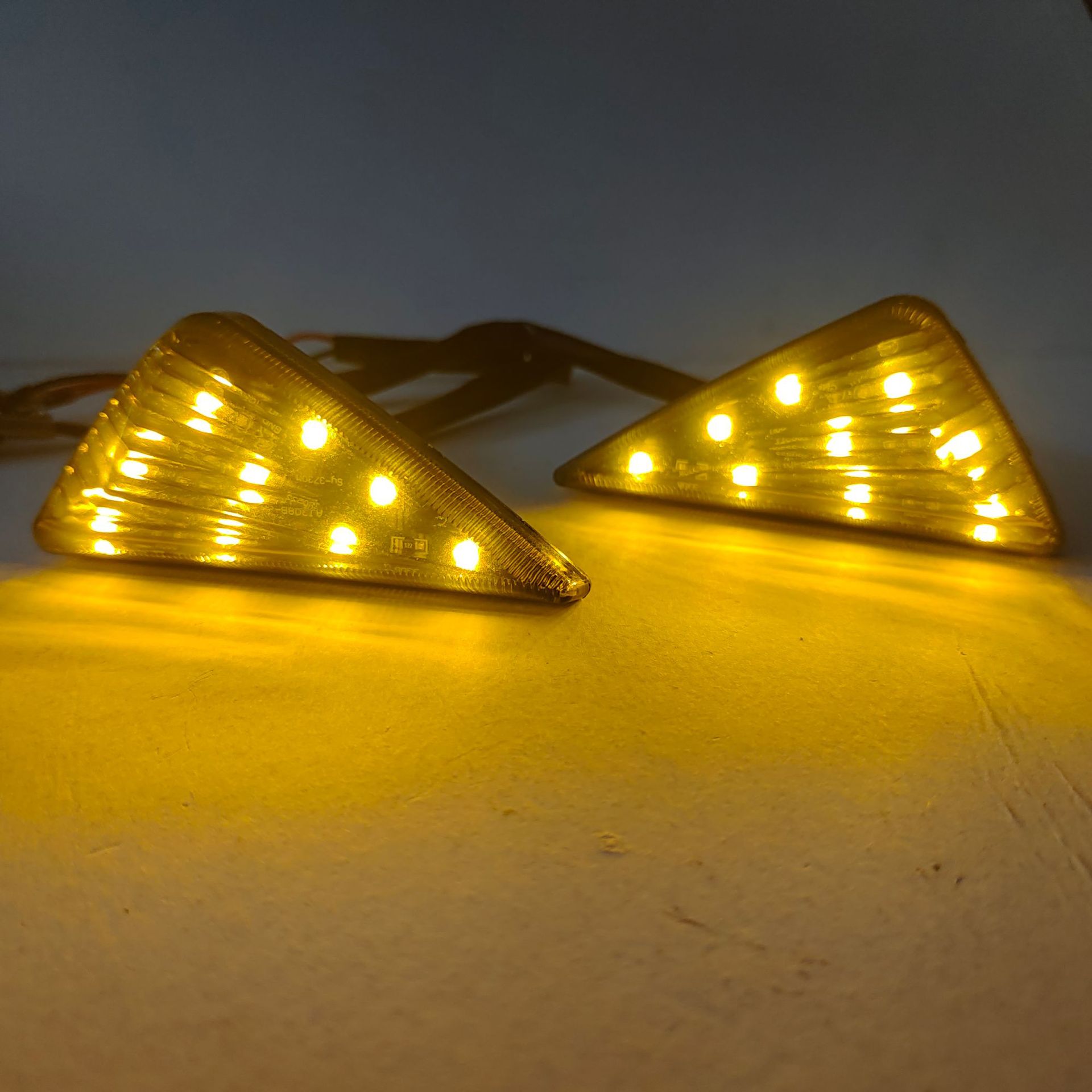 Xi nhan tam giác 9 led gắn xe máy 12v