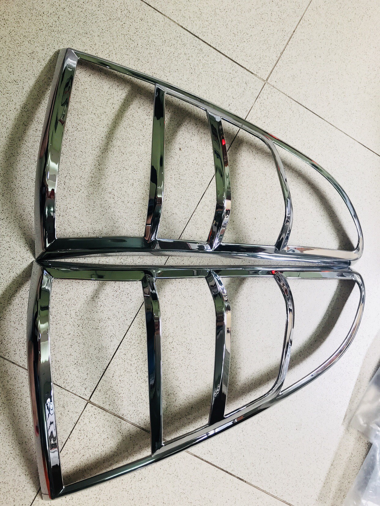 Bộ 2 ốp viền đèn hậu mạ crom  xeToyota Innova phom 2013 đến 2015