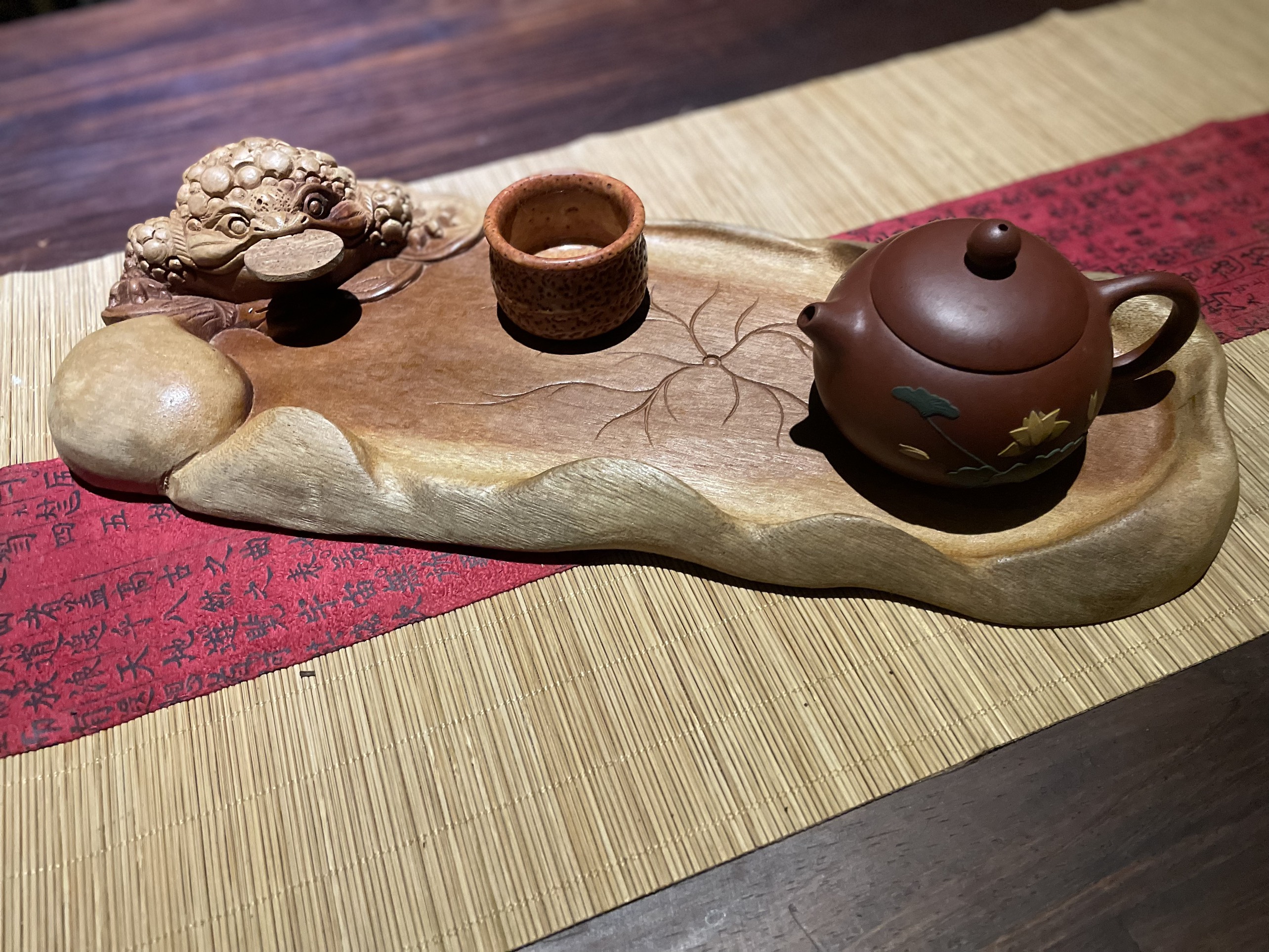 Khay Trà Gỗ Xá Xị (Dáng Lá Sen- Ngài Thiềm Thừ)