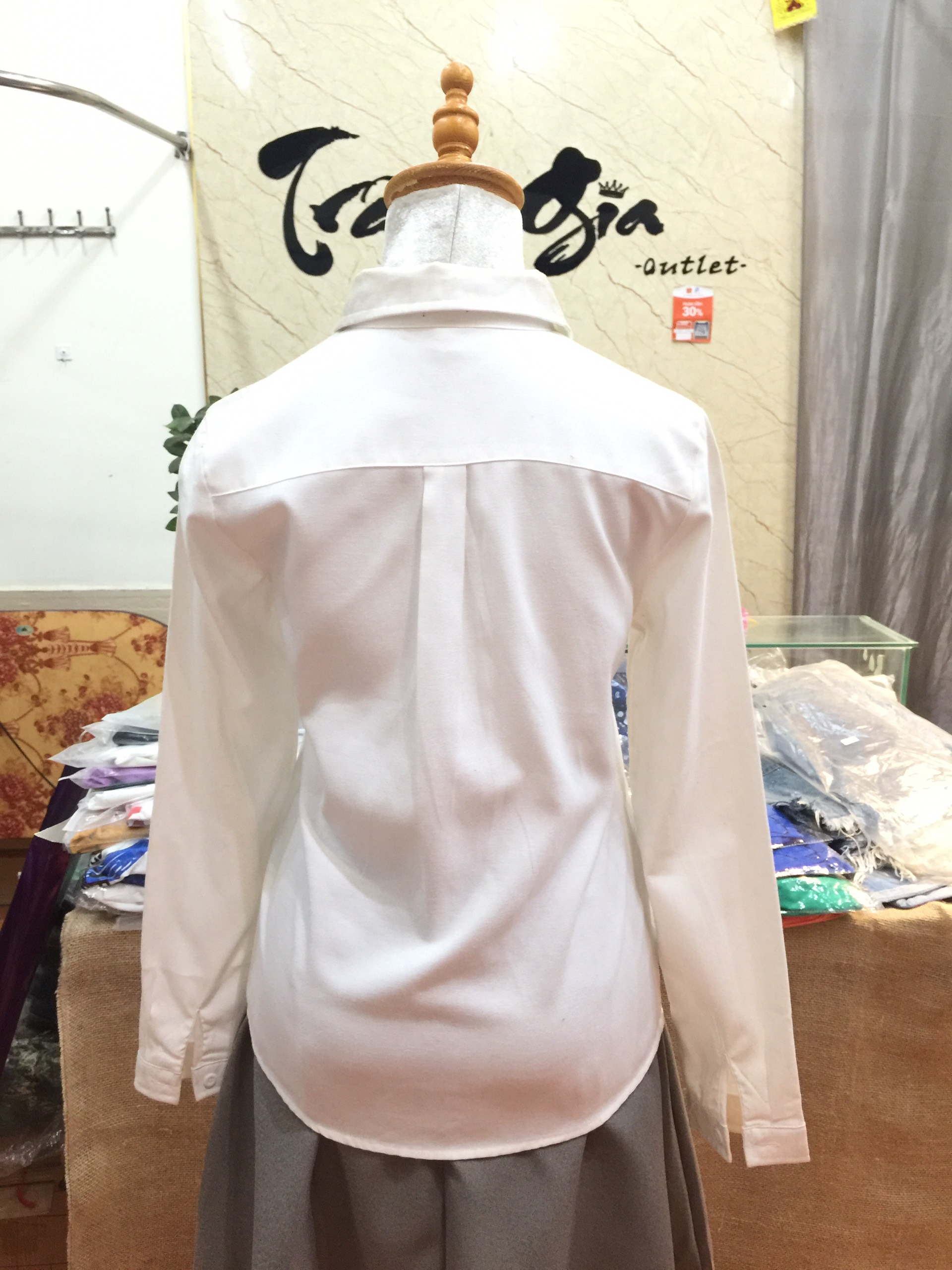 Áo sơ mi lụa trắng