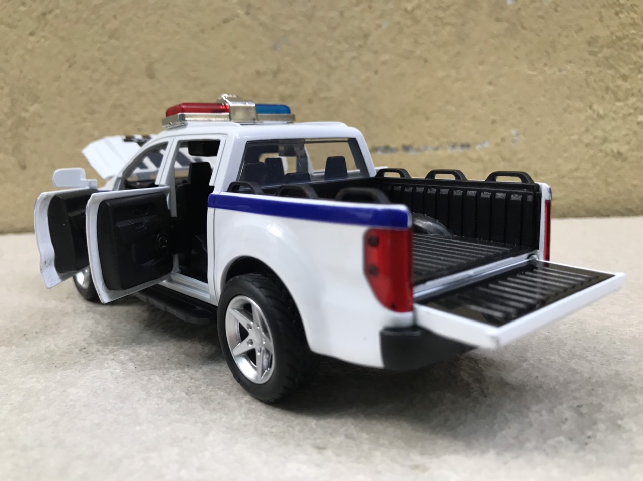 [HCM]Mô hình xe Police CSGT Ford Wildtrak 1:32