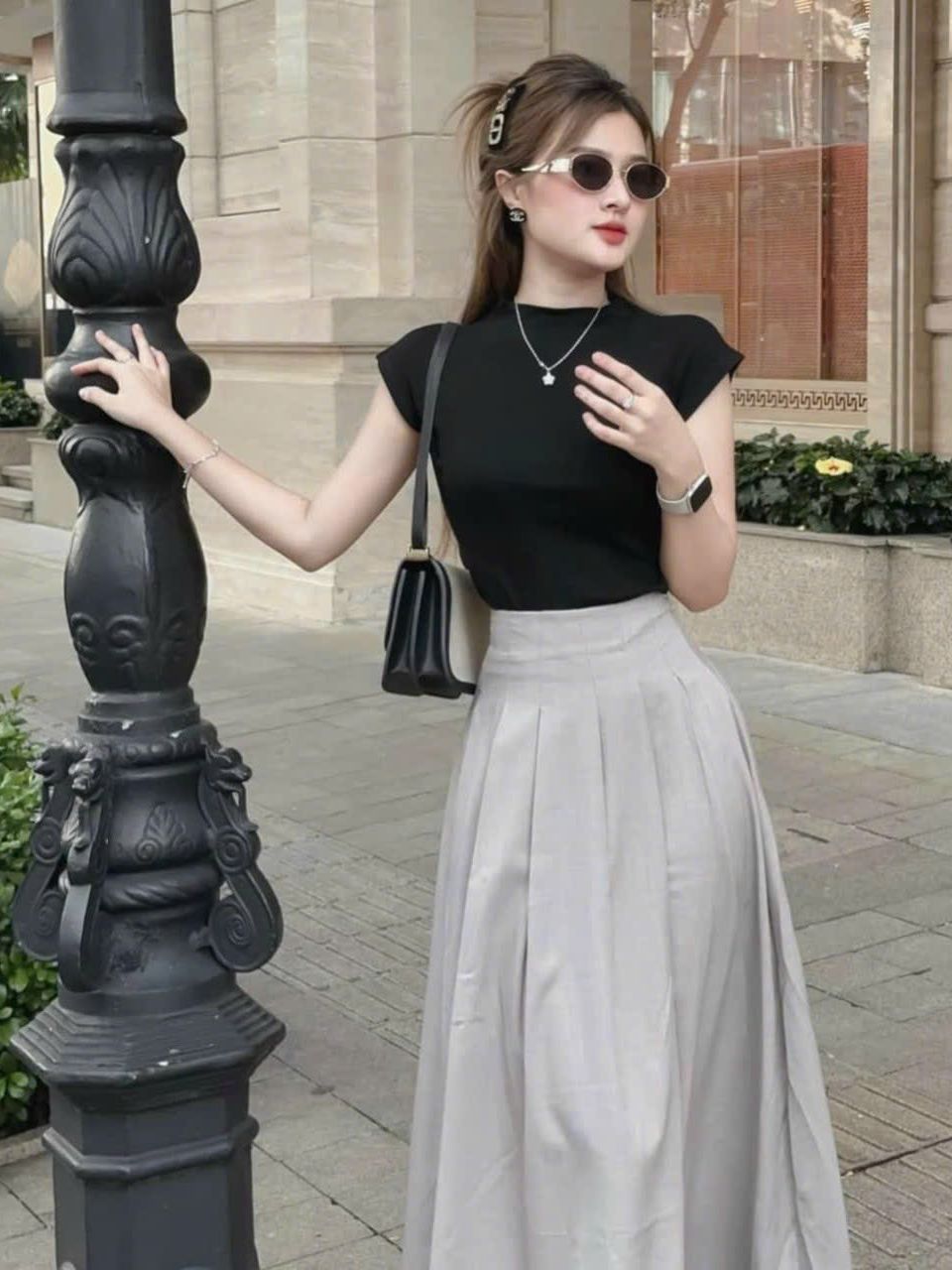 Set áo thun màu đen và chân váy xòe bồng bềnh ôm eo, set basic công sở style Hàn Quốc thanh lịch