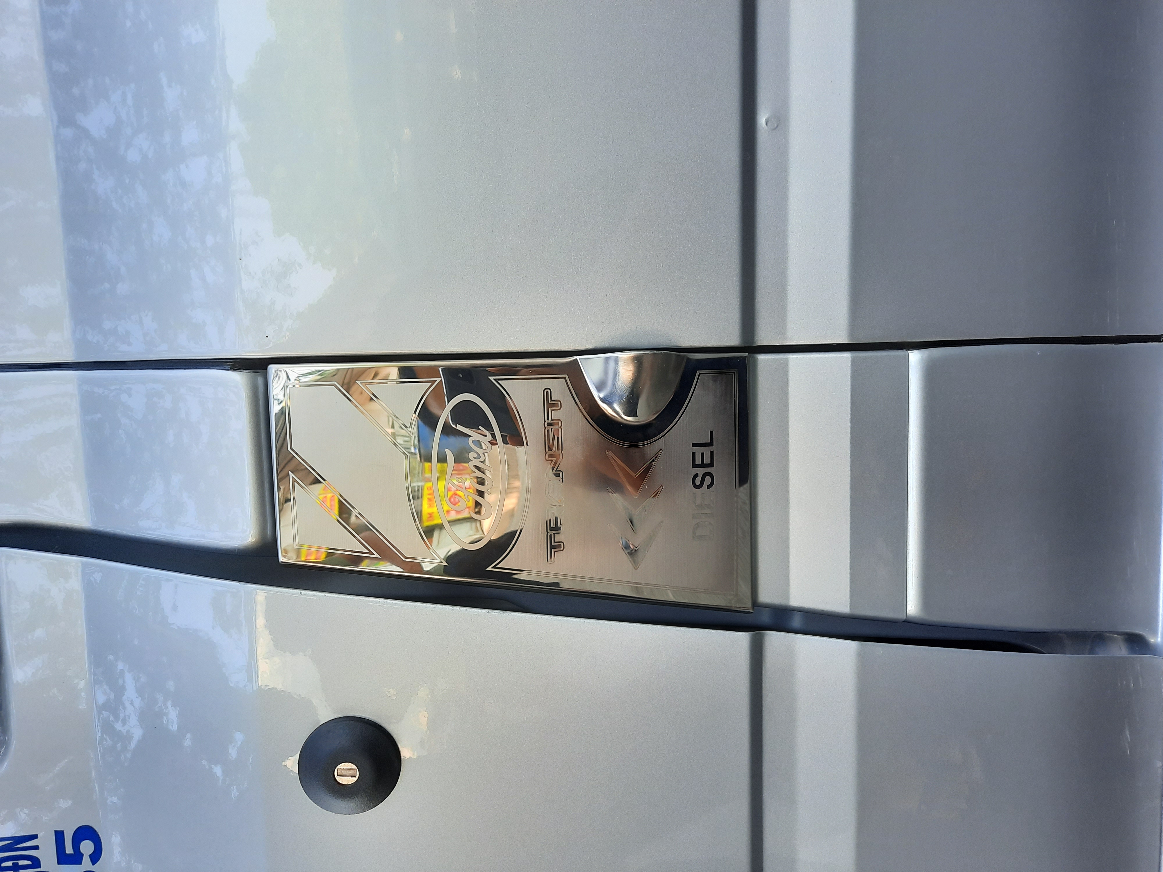 Ốp INOX nắp bình xăng FORD Transit 2015