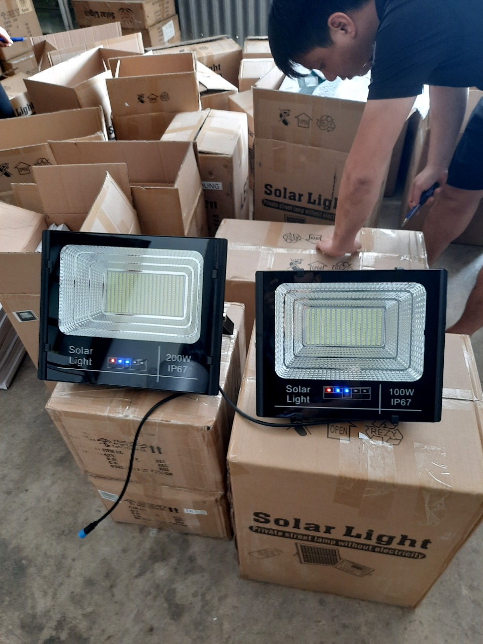 Đèn pha năng lượng mặt trời 200w