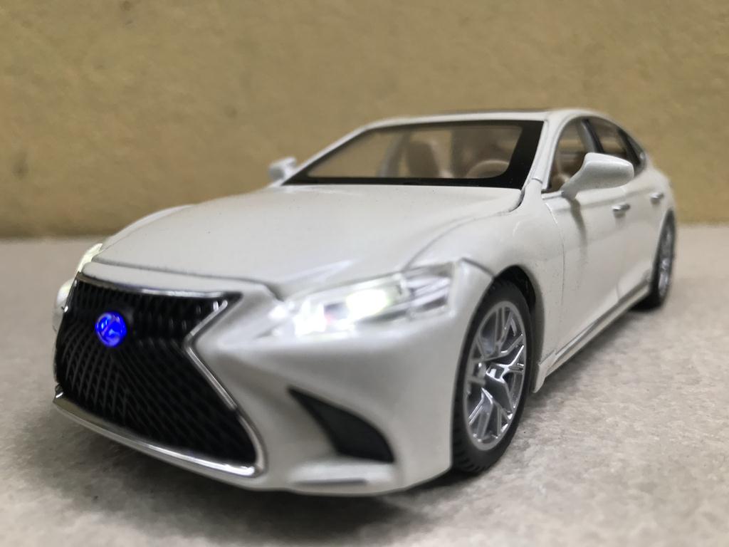 Mô hình xe ô tô LEXUS LS500h - 1:32