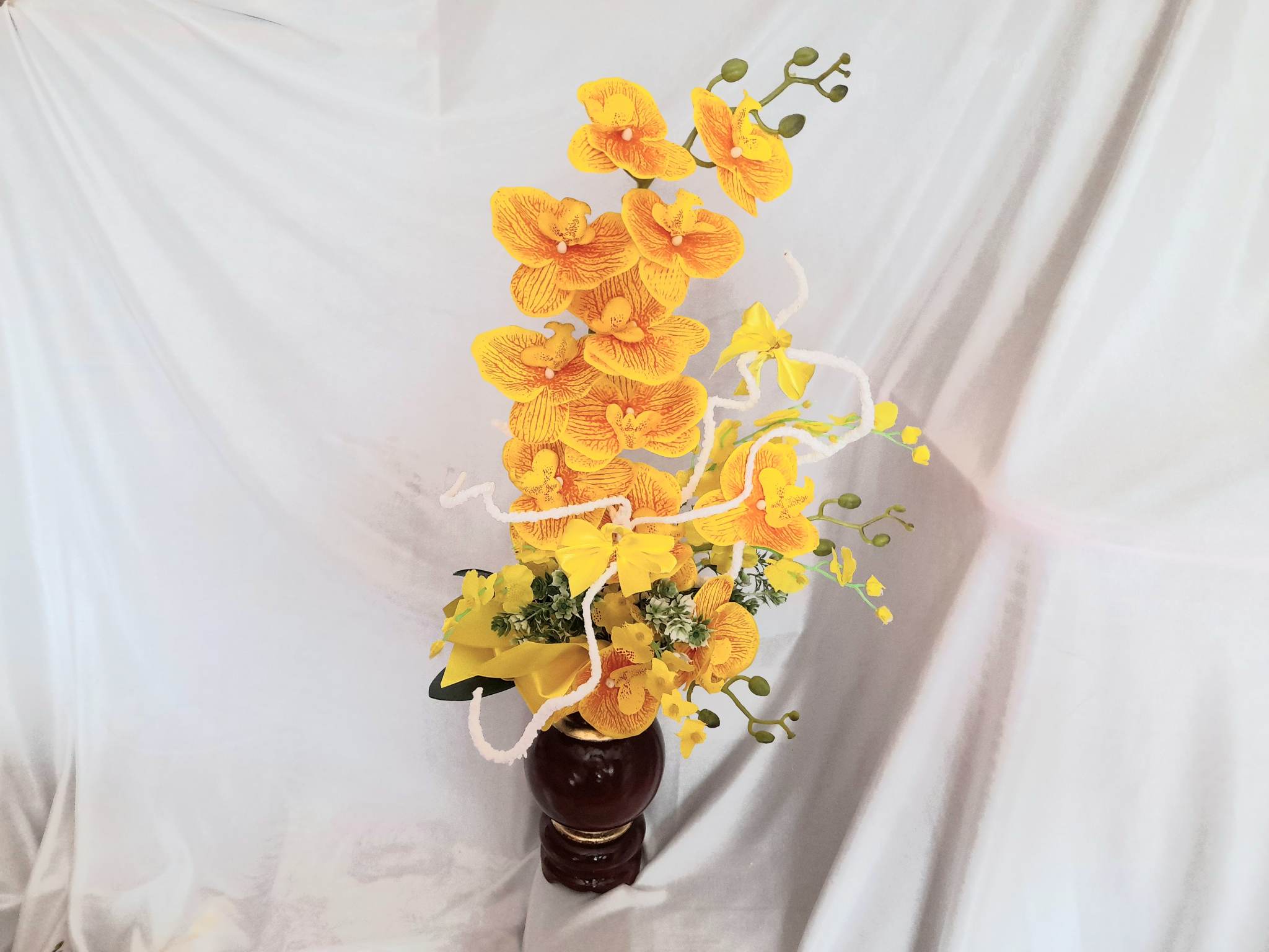 bình hoa lan vàng gổ xà cừ
