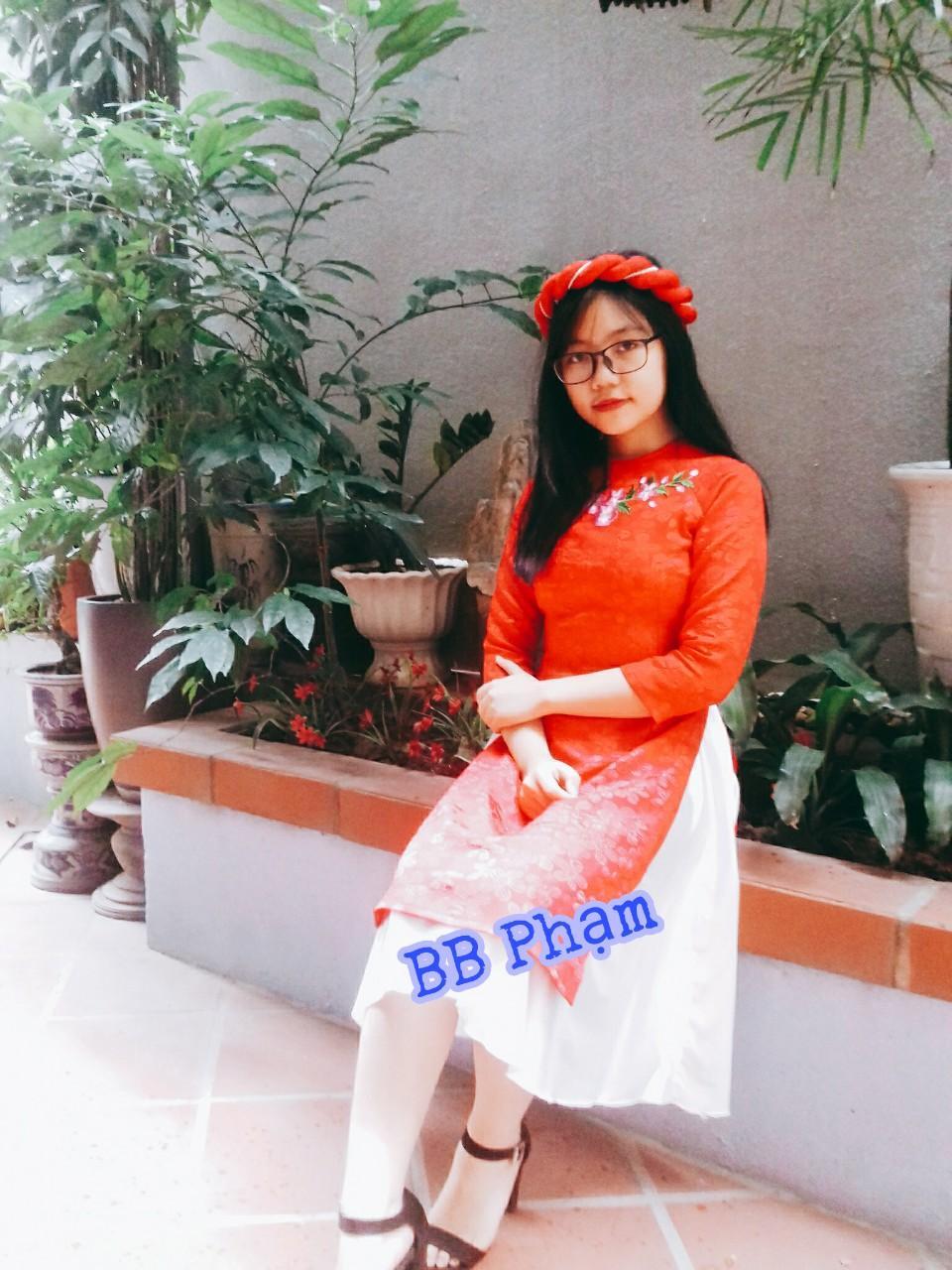 Mấn đội áo dài cách tân màu đỏ trắng