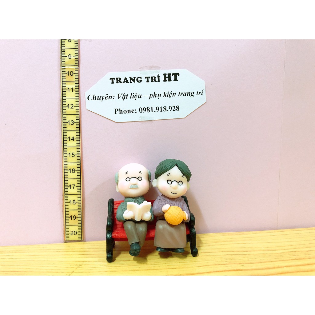 Cặp ông bà cụ đan len ngồi ghế phụ kiện trang trí
