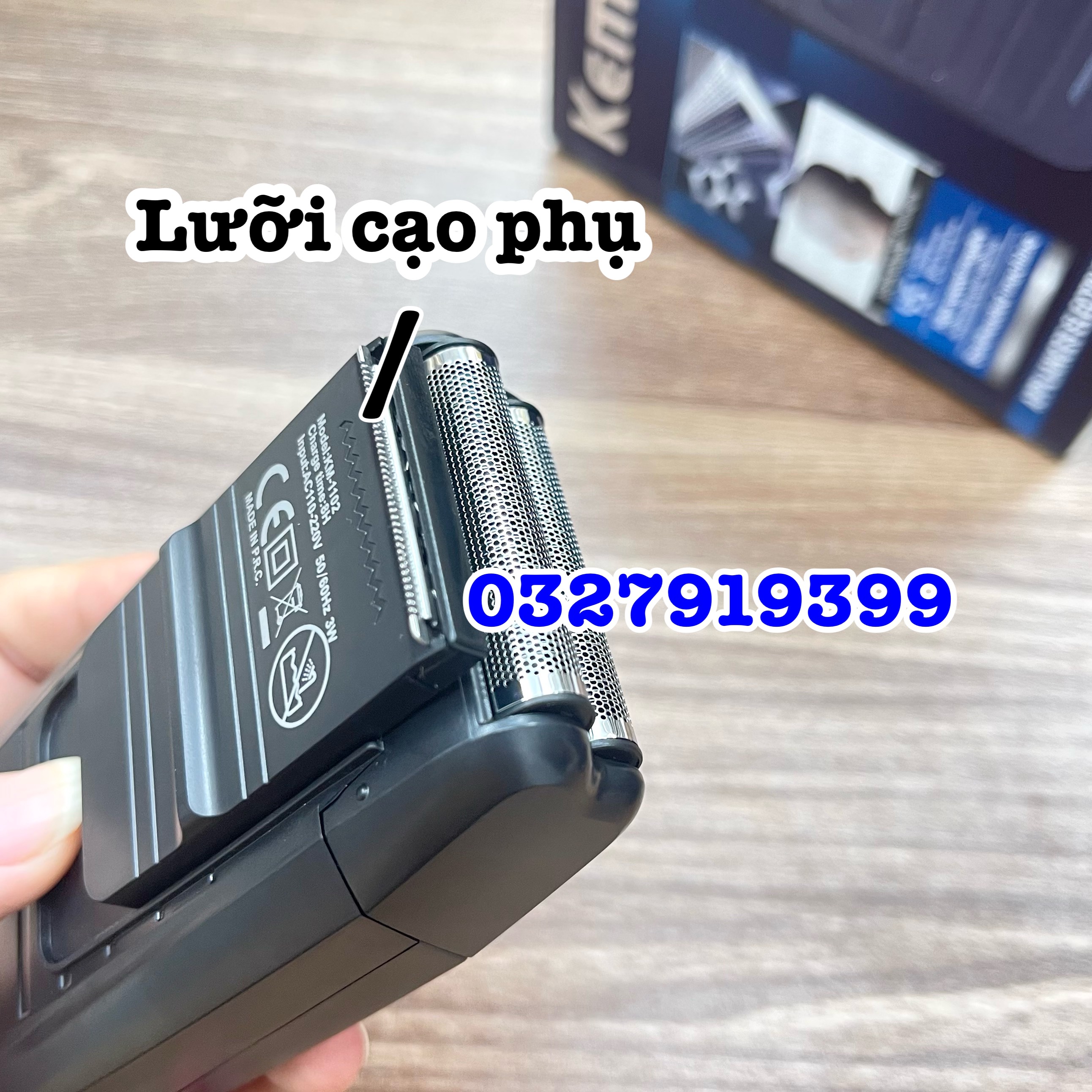 Kemei Máy Cạo Khô Cao Cấp KEMEI 1102 Pin Sạc Dùng 60-90 Phút Sử Dụng 1-2 Giờ Phù Hợp Điện Áp 110-240V Thiết Kế Linh Hoạt Dễ Dàng Xoay Theo Góc Mặt