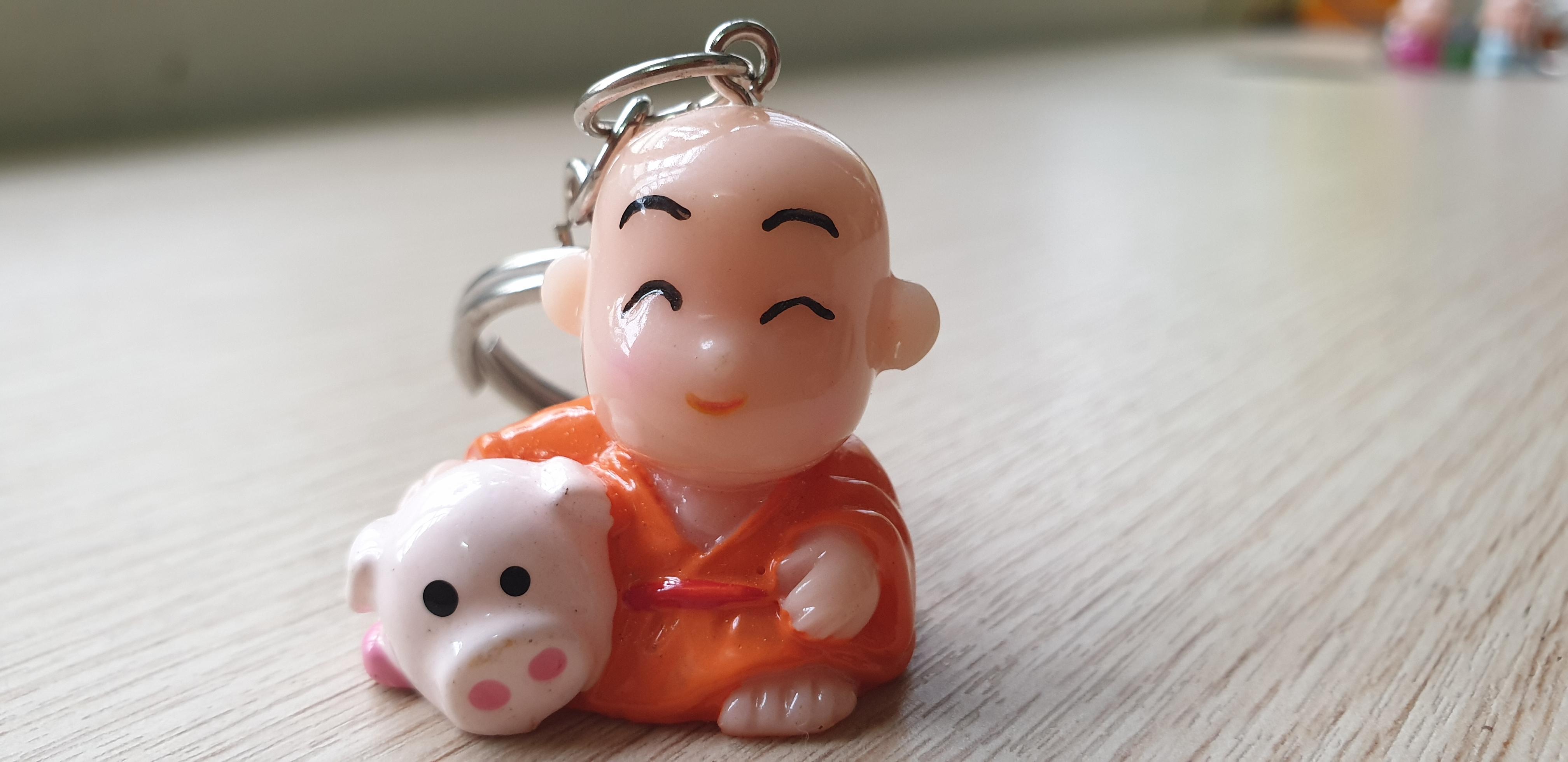 Móc Khóa Chú Tiểu Ôm Động Vật Dễ Thương (Giao mẫu ngẫu nhiên)