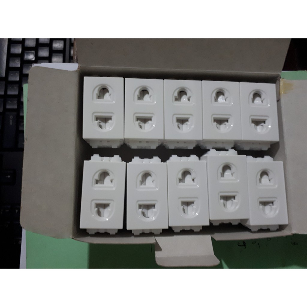 Hạt ổ cắm có nắp che s18cc