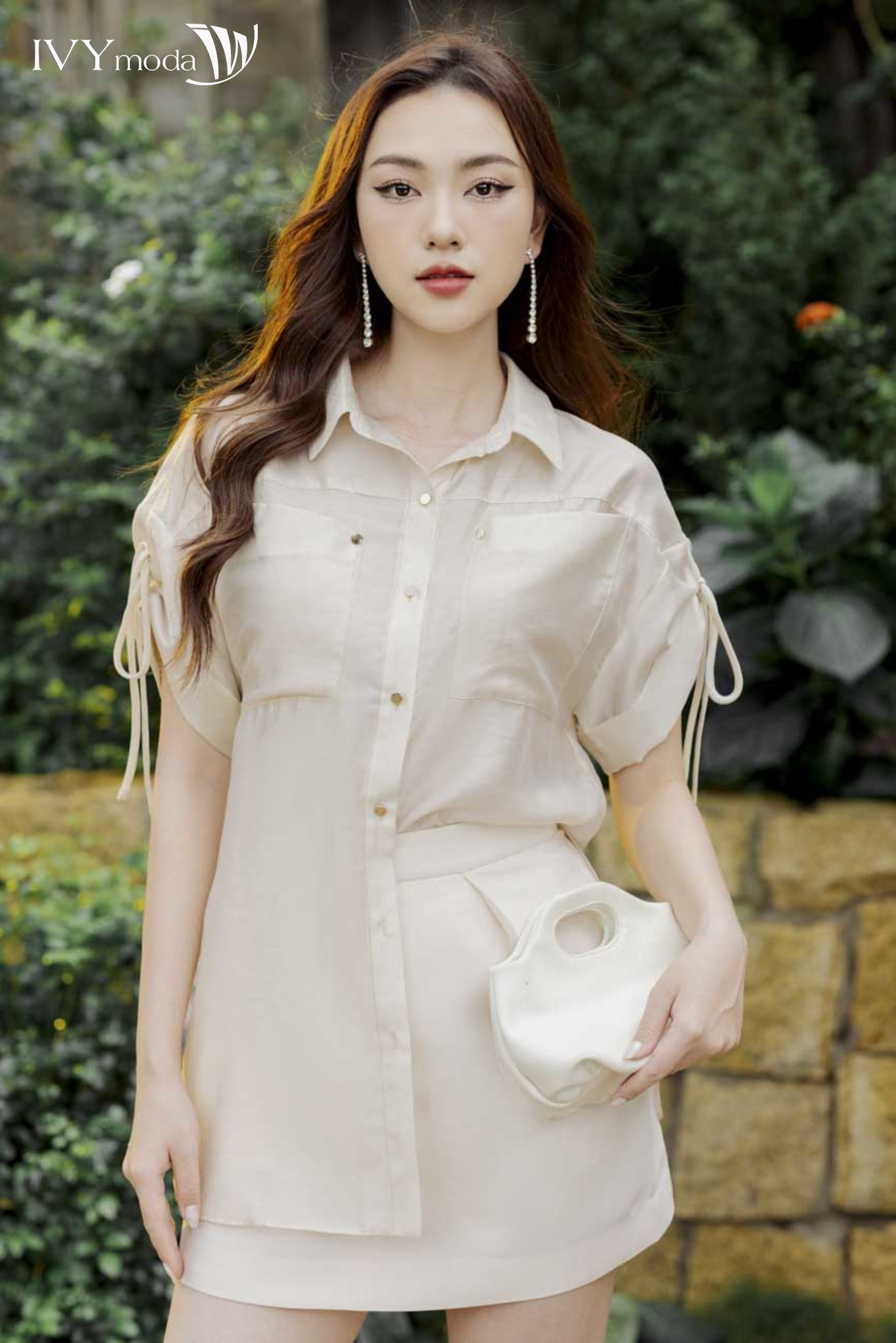 Áo sơ mi lụa dáng oversize IVY moda MS 16M8328