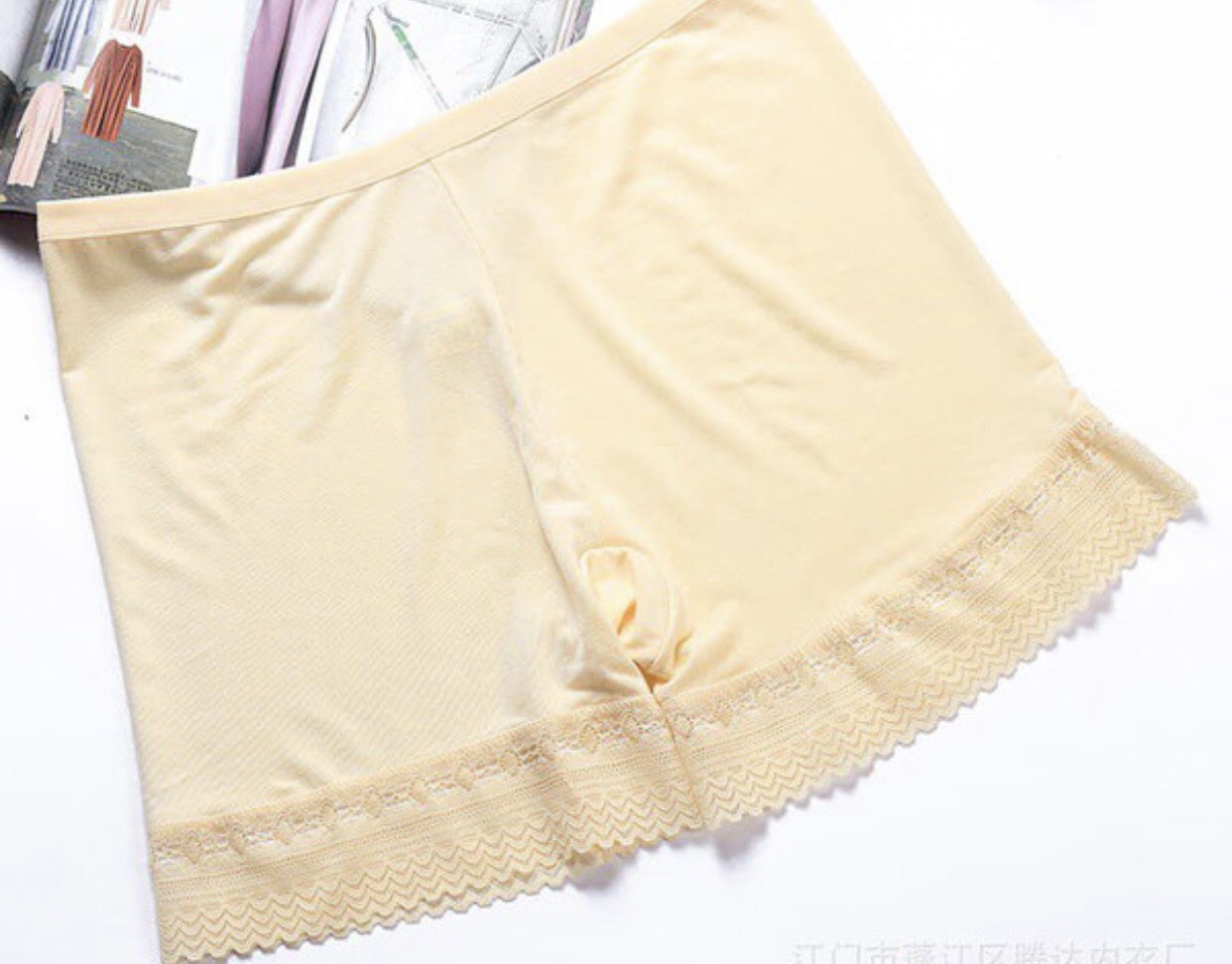 quần mặc váy chân ren